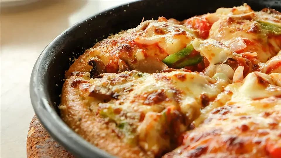 Jak zrobić pizzę na patelni w 30 minut - szybki i łatwy przepis