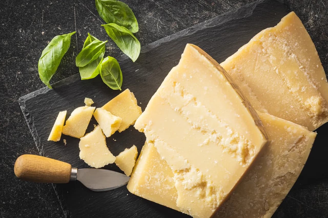 Czy parmigiano reggiano to parmezan? Poznaj kluczowe różnice