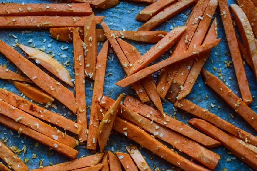 Jak długo piec frytki z batata, aby były chrupiące i pyszne