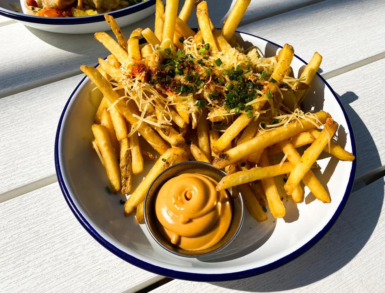 Co można zjeść z frytkami? Najlepsze dodatki i sosy, które zaskoczą