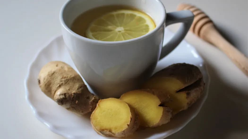 Napój z imbirem cytryną i miodem: przepis na zdrowie i odporność