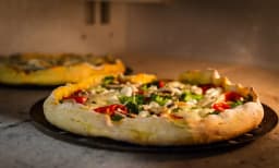 Jak piec pizzę w piekarniku, aby uniknąć mokrego ciasta?