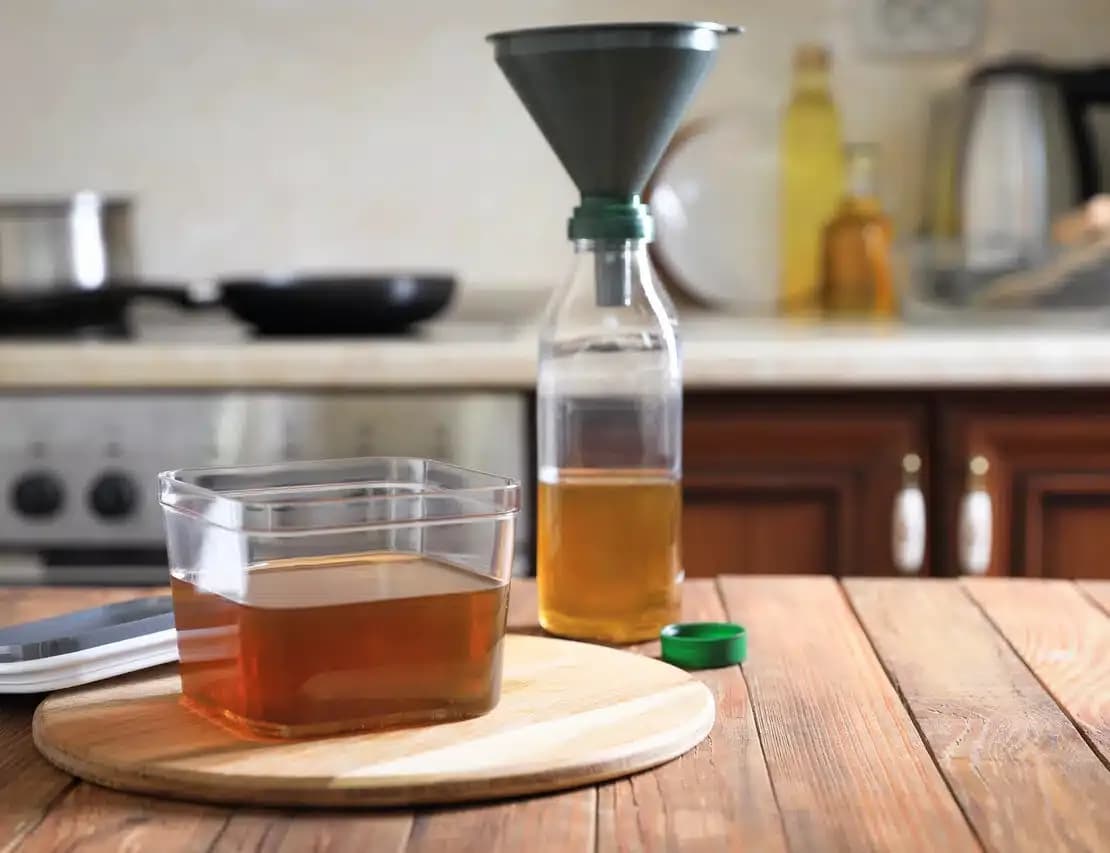 Co zrobić z olejem po frytkach, aby uniknąć problemów z utylizacją?